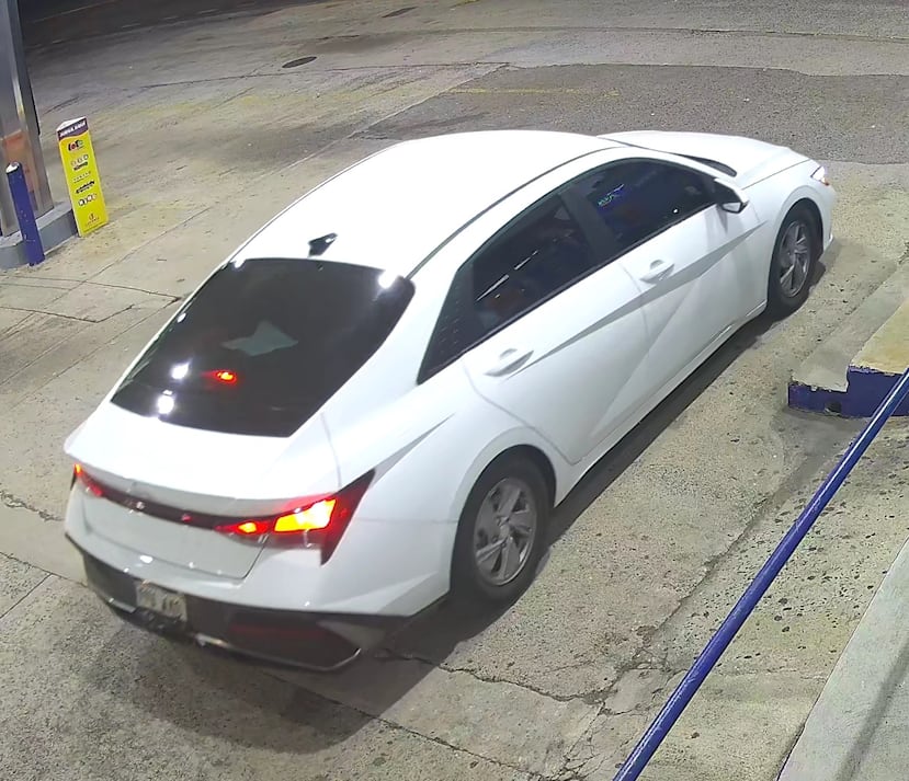 Vehículo presuntamente utilizado en robo en una gasolinera de Hato Rey.