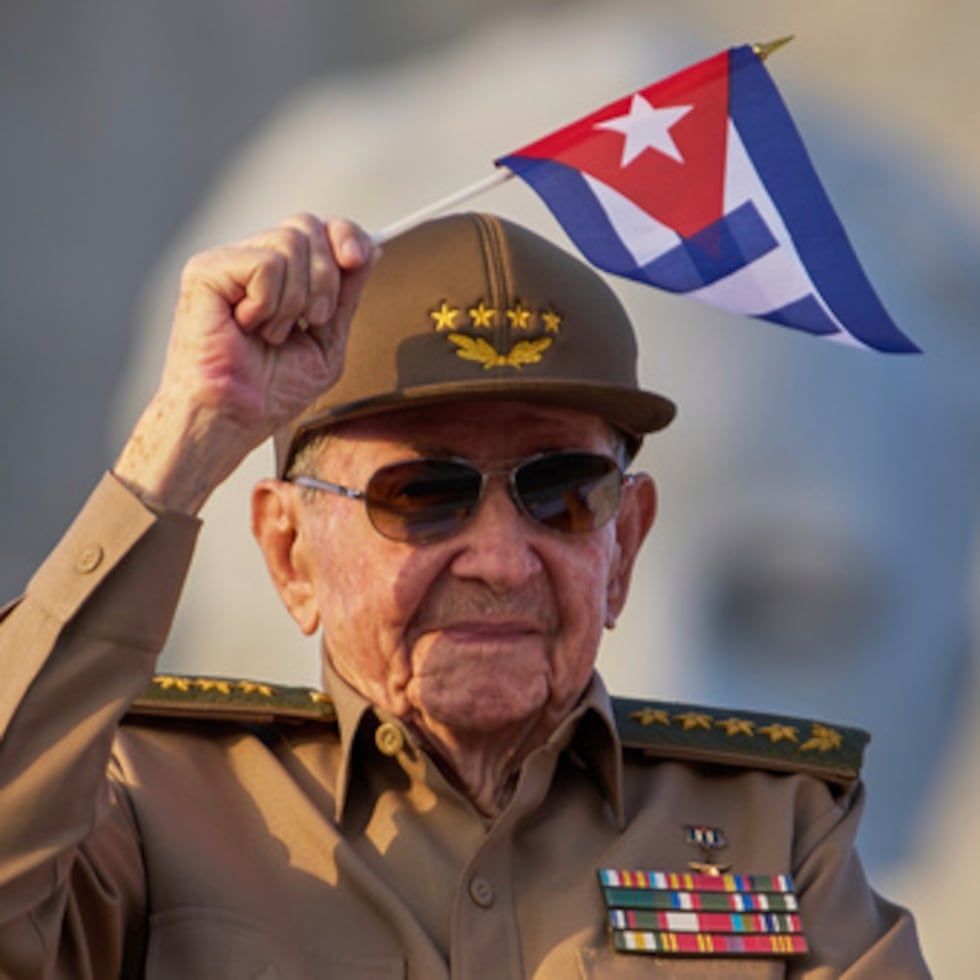 Raúl Castro ondea una bandera nacional cubana durante un desfile del Primero de Mayo, en la Plaza de la Revolución de La Habana, el 1 de mayo de 2025.