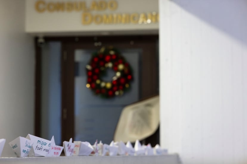 El grupo colocó unos barcos de papel y una red de personas sujetadas de las manos, con mensajes alusivos a los derechos humanos de las comunidades migrantes.