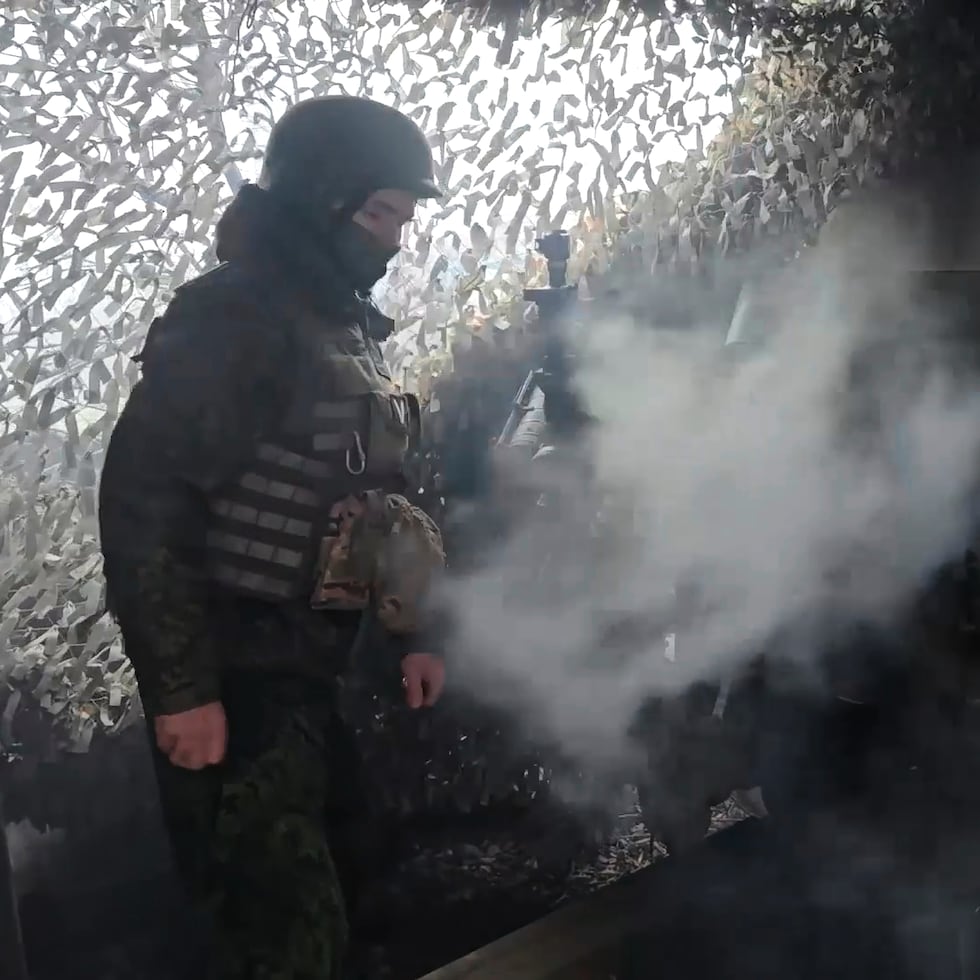 Esta imagen, tomada de un video distribuido por el servicio de prensa del Ministerio de Defensa de Rusia el 30 de diciembre de 2025, un soldado ruso dispara un D-30 howitzer hacia posiciones ucranianas en una ubicación no revelada en Ucrania.