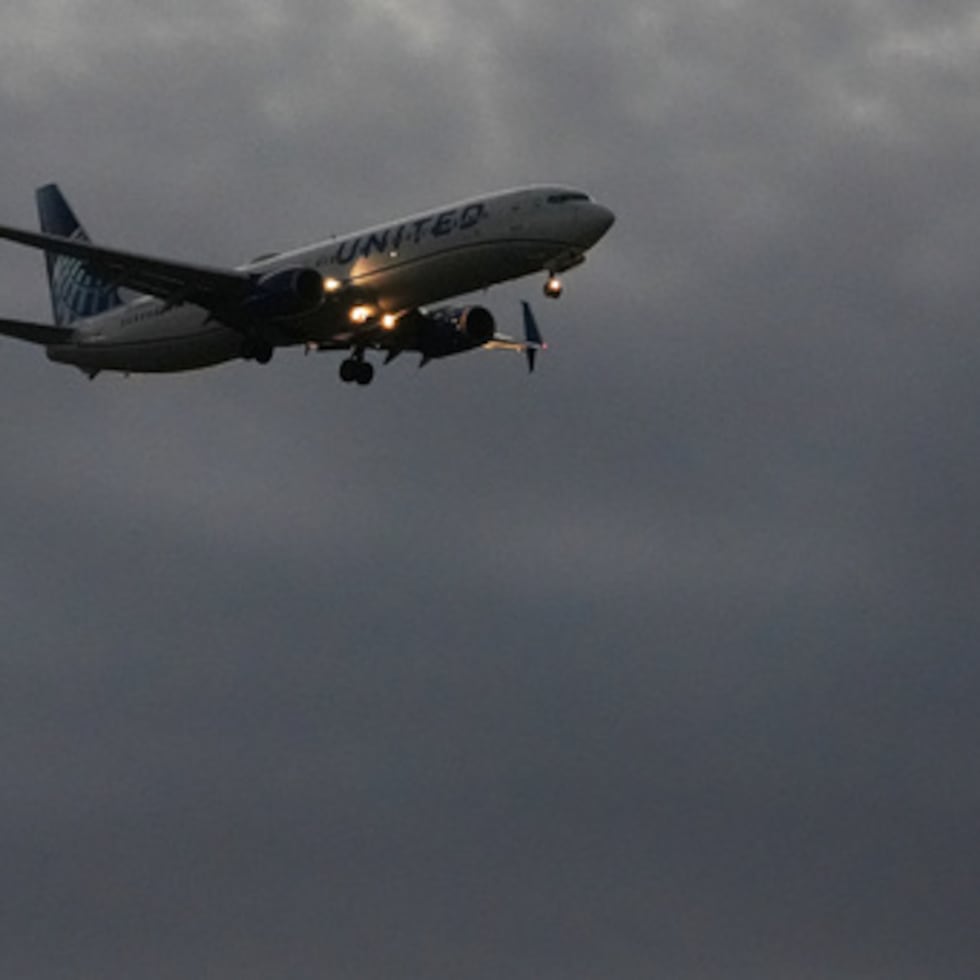 La mayoría de los controladores trabajan horas extras obligatorias sin paga, seis días a la semana durante el cierre, ha indicado la Asociación Nacional de Controladores de Tráfico Aéreo.