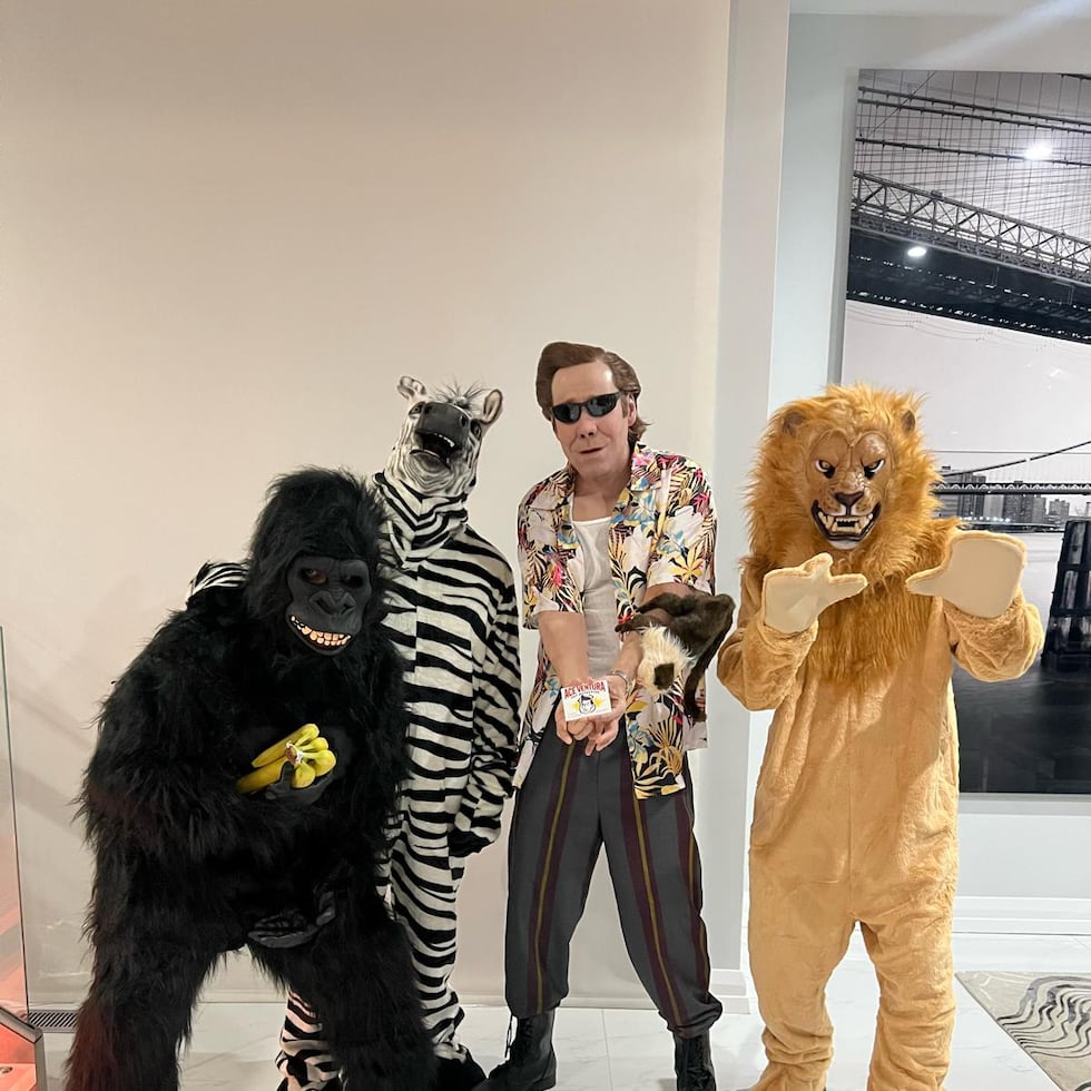 Romeo Santos se vistió del personaje Ace Ventura.