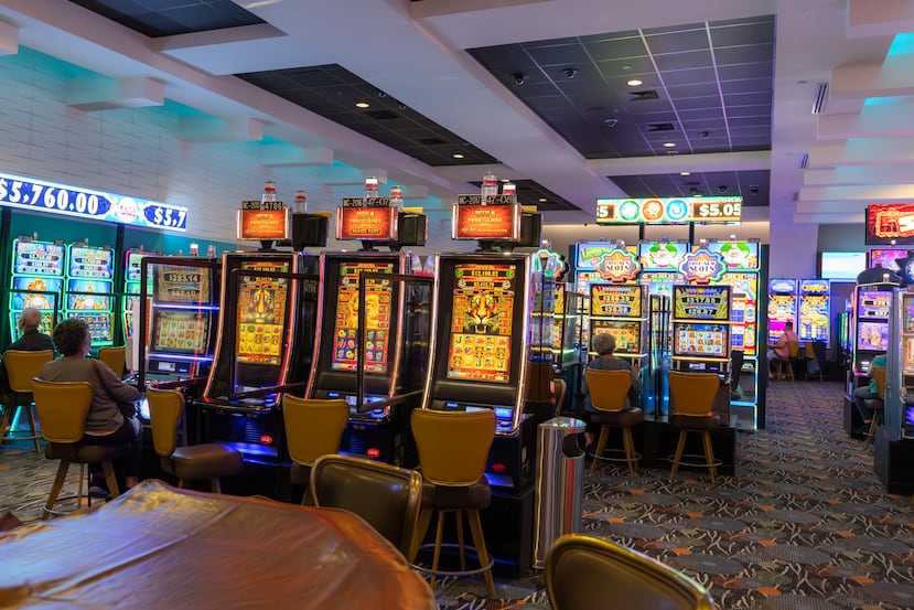 El casino renueva constantemente sus máquinas y los juegos para ofrecer opciones modernas y variadas a los visitantes.