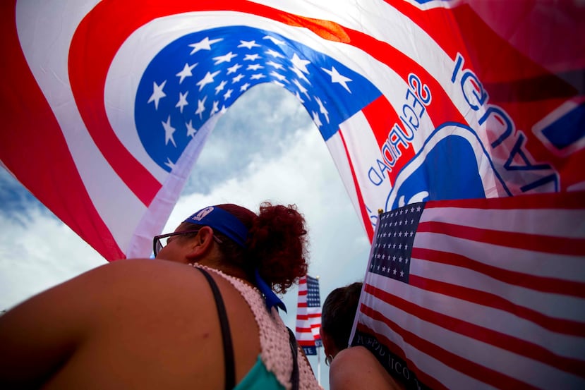 Banderas de Estados Unidos durante el cierre de campaña del Partido Nuevo Progresista.