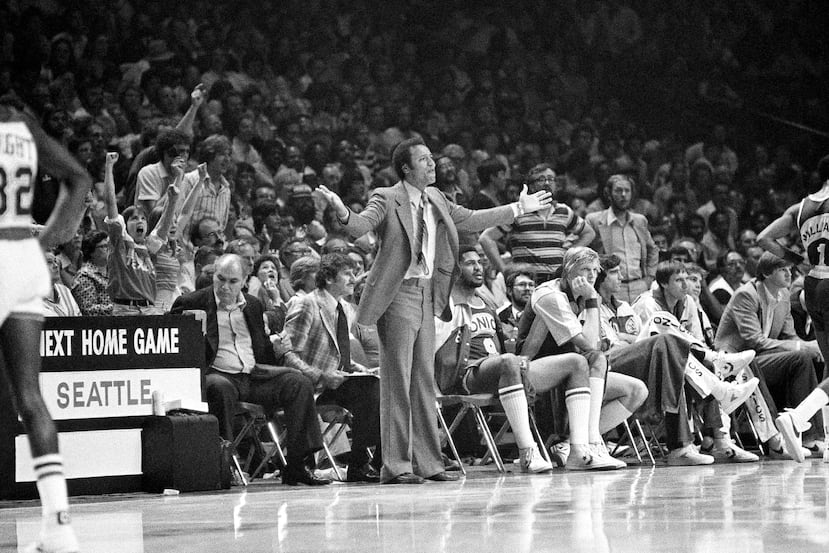 El entrenador en jefe de los Seattle SuperSonics, Lenny Wilkens, gesticula con los brazos durante un partido contra los Washington Bullets en Landover, Maryland, el 25 de mayo de 1979.