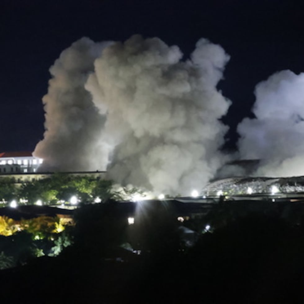 Una nube de humo blanco se eleva tras una explosión en el centro de estafas online KK Park en el municipio de Myawaddy, estado de Karen, Myanmar, el sábado, 25 de octubre de 2025.