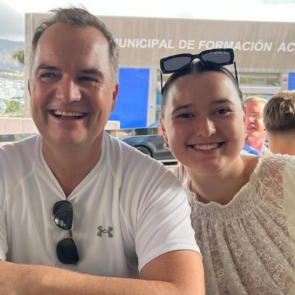 Un padre misionero cristiano y su hija murieron cuando una avioneta que se dirigía a una misión de ayuda tras el paso de un huracán en Jamaica se estrelló en un vecindario del sur de Florida.
La organización misionera cristiana Ignite the Fire identificó a las dos víctimas del accidente ocurrido la mañana del lunes como el fundador del grupo, Alexander Wurm, de 53 años, y su hija Serena Wurm, de 22.