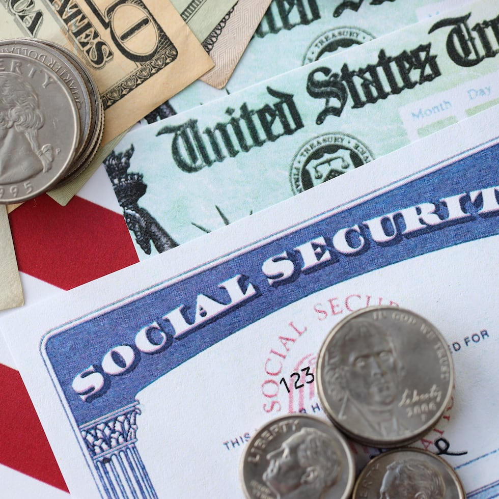 El aumento en el cheque del Seguro Social puede representar $72 para una persona que recibe $2,000.