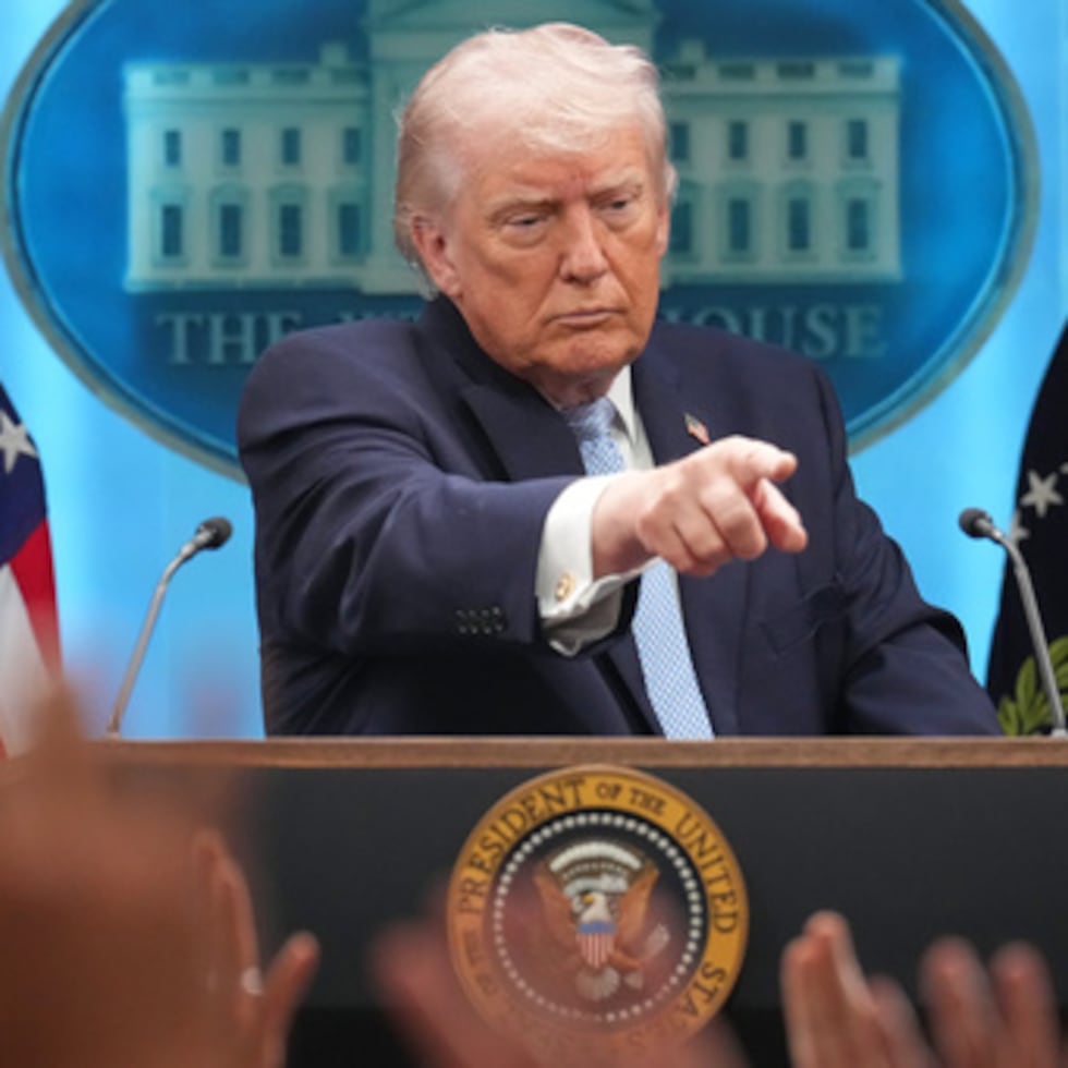 El presidente Donald Trump habla con los periodistas durante una rueda de prensa en la Sala de Prensa James Brady de la Casa Blanca.