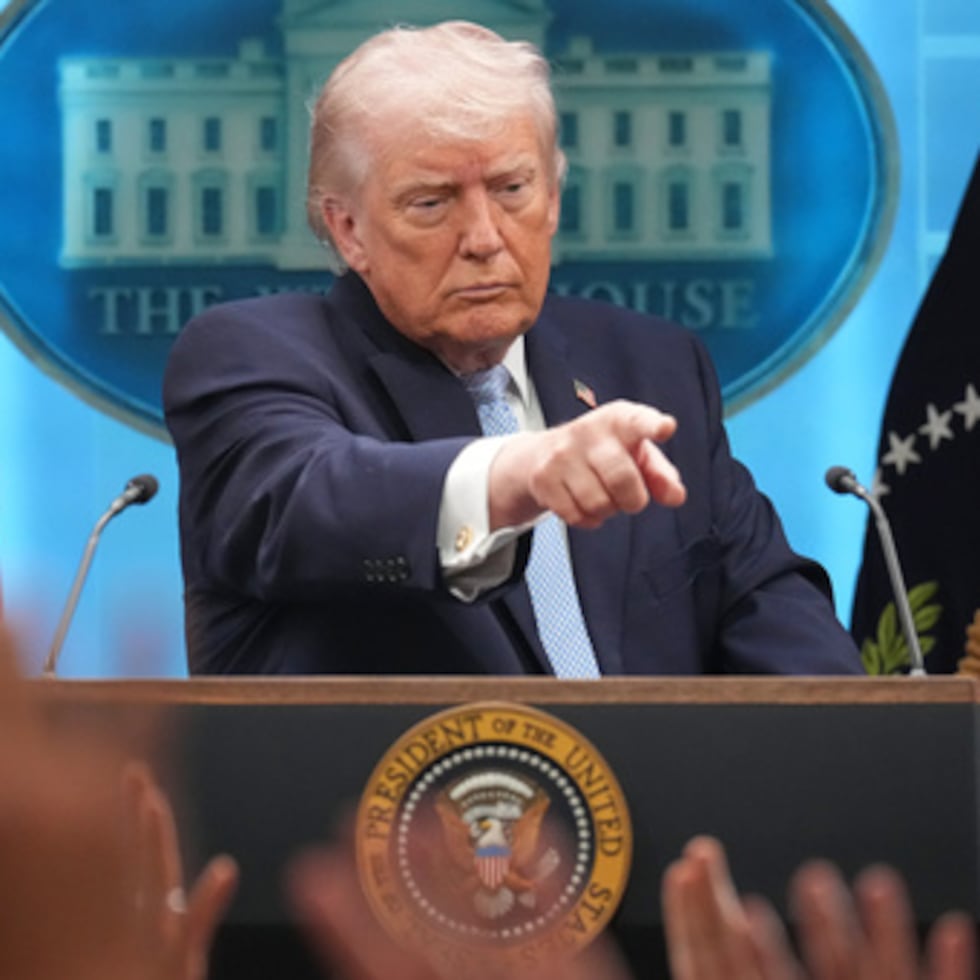 El presidente Donald Trump, en declaraciones a los periodistas, dijo que no le preocupa “en absoluto” cometer crímenes de guerra con los ataques a Irán.