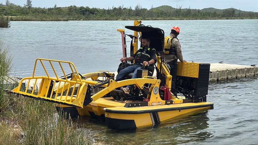 Oficiales de varias agencias buscan en la Laguna de la Reserva Tortuguero a tres hombres que habían sido reportados como desaparecidos en Vega Baja.