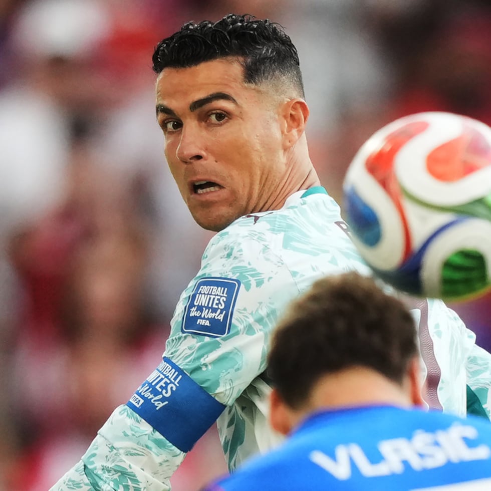 El portugués Cristiano Ronaldo observa la trayectoria del balón tras un cabezazo del croata Nikola Vlasic en el partido de los 16vos de final del Mundial.