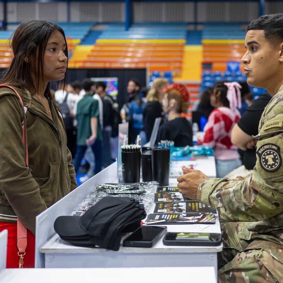 Sgt. Alexis Ortiz, a U.S. Army recruiter, mentors Camila de Jesús, 18, who is considering joining the Reserve.