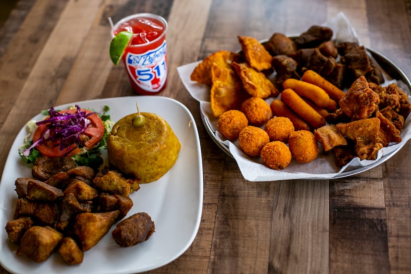 El menú de El Patriota consiste principalmente de antojitos criollos acompañados de carnes y mariscos.