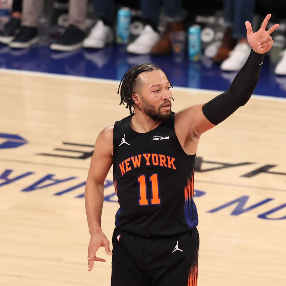 Jalen Brunson celebra un canasto de tres para los Knicks, en el partido ante Nueva Orleans en que anotó 32 puntos, incluyendo 10 tantos seguidos a mediados del cuarto periodo.