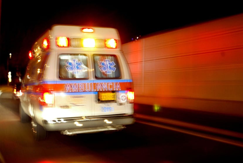 El choque ocasionó que el auto se prendiera en llamas causándole quemaduras a la víctima tras quedar pillado en el vehículo.