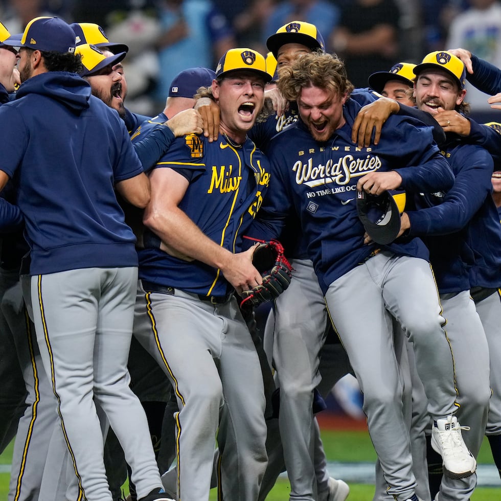 Los Brewers de Milwaukee celebran su primer campeonato de Serie Mundial en su historia.