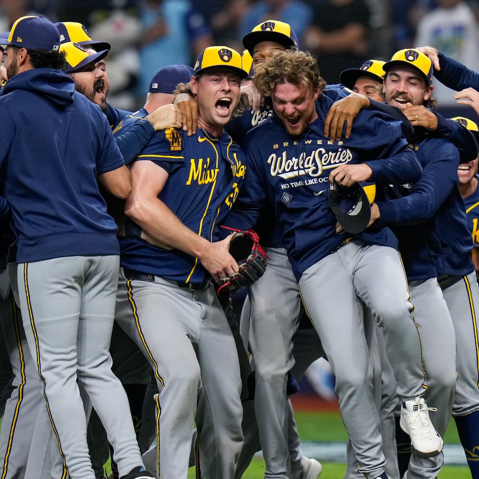 Los Brewers de Milwaukee celebran su primer campeonato de Serie Mundial en su historia.
