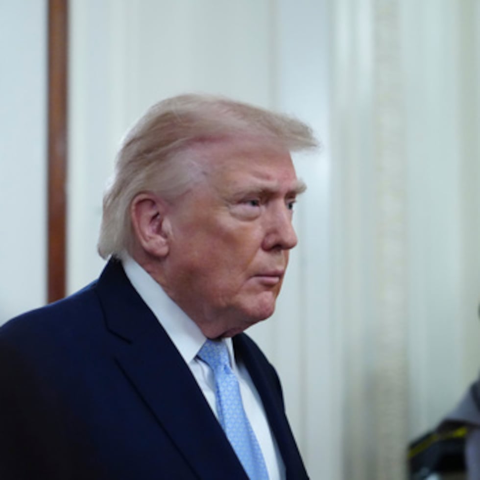 El presidente Donald Trump llegando para hablar en la presentación del Trofeo del Comandante en Jefe con el equipo de fútbol Navy Midshipmen en la Sala Este de la Casa Blanca, el viernes 20 de marzo de 2026, en Washington. (AP Photo/Julia Demaree Nikhinson)