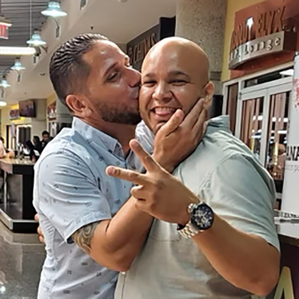 Los jinetes atropellados en Loíza, Eduardo Álvarez Sosa (izq) y José Jaime Díaz Serrano (der), ambos de 43 años, eran amigos desde la infancia y eran compadres.