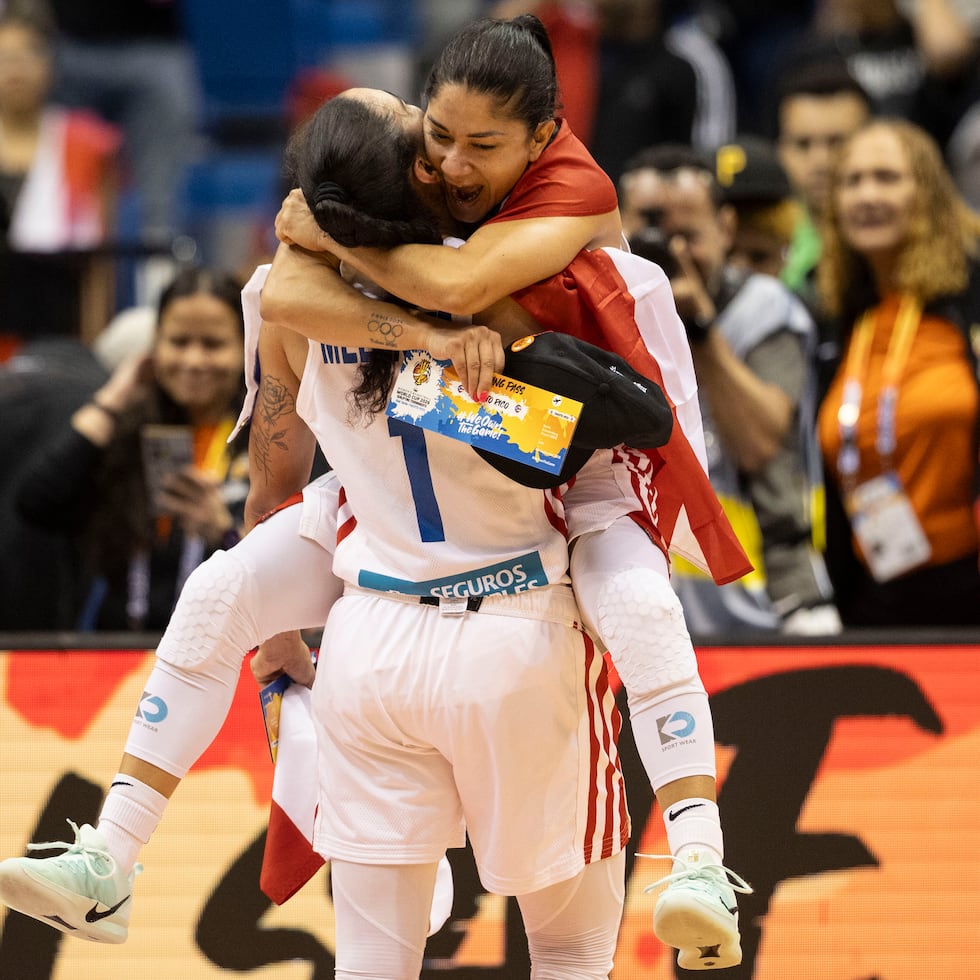 Pamela Rosado se abraza con Tayra Meléndez.