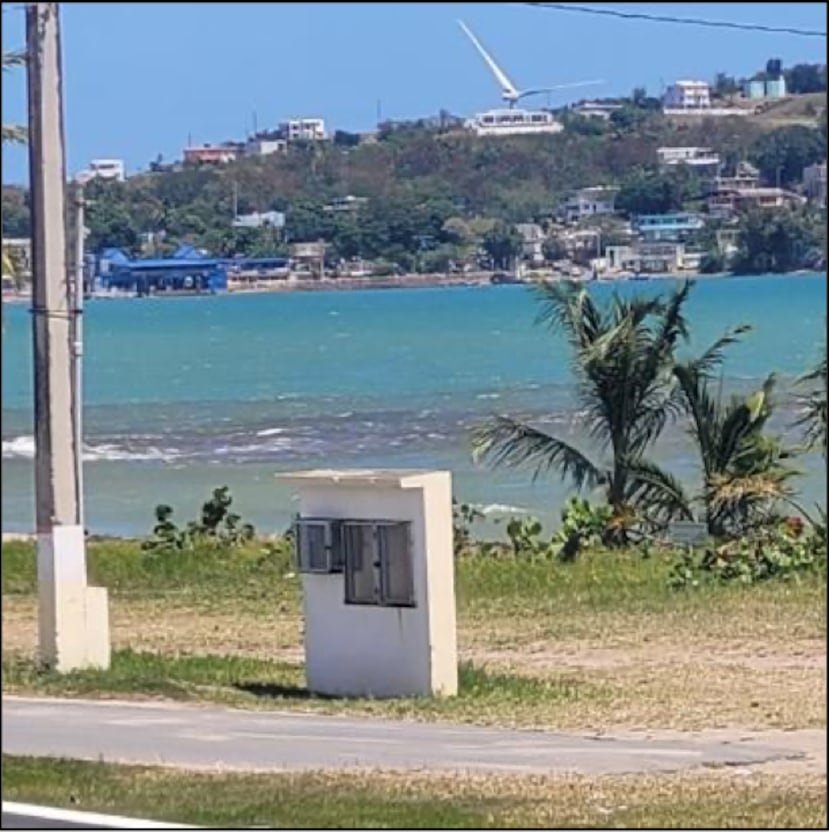 Imagen incluida en una moción de la Fiscalía federal, alegando que muestra descargas de desperdicios de la empresa Ganaderos Borges a un arroyo cuando llegan al mar.
