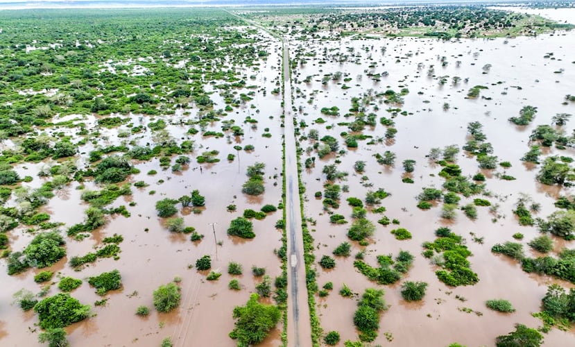Las aguas de la inundación cubren la carretera Chibuto-Chaimite en la provincia de Gaza, Mozambique, el sábado 17 de enero de 2026. (Foto AP)