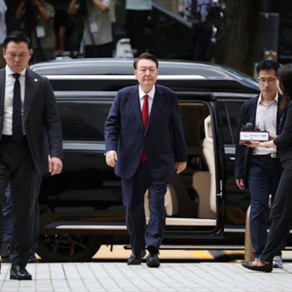 Yoon fue destituido después de un desacertado intento de eludir a una legislatura controlada por la oposición al declarar la ley marcial y enviar tropas para rodear la Asamblea Nacional el 3 de diciembre de 2024.