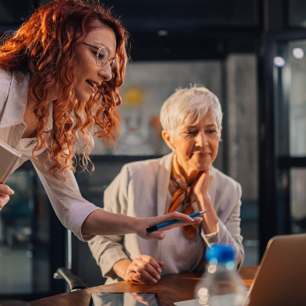 A nivel global, también hay señales de alerta: estudios sobre bienestar laboral muestran que solo una minoría de empleados se declara plenamente comprometida o “prosperando” en su trabajo, destaca Waldemar Serrano.
