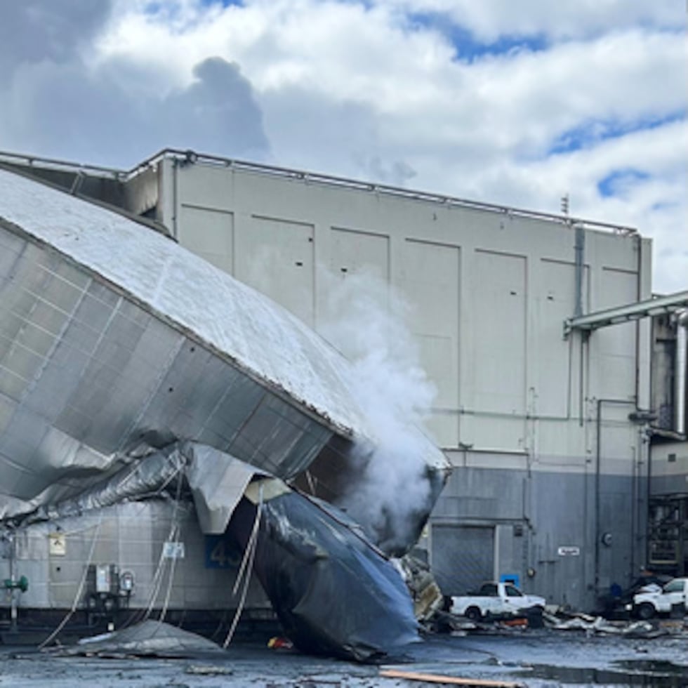 La imagen, distribuida por la ciudad de Longview, Washington, muestra daños estructurales en una planta de Nippon Dynawave Packaging Co.