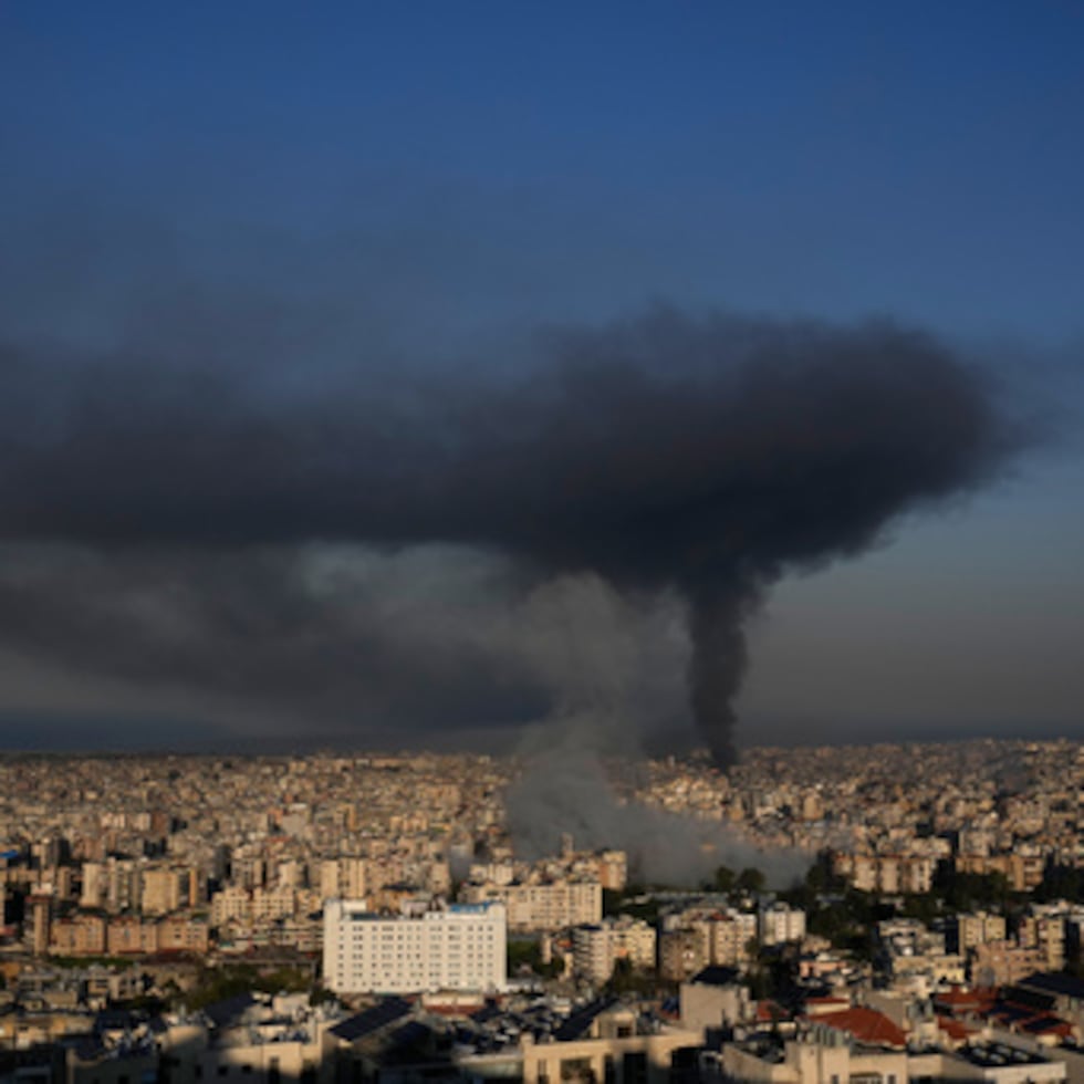 El humo se eleva desde los ataques aéreos israelíes en Dahiyeh, un suburbio al sur de Beirut, Líbano, martes 3 de marzo de 2026. (AP Photo/Hussein Malla)