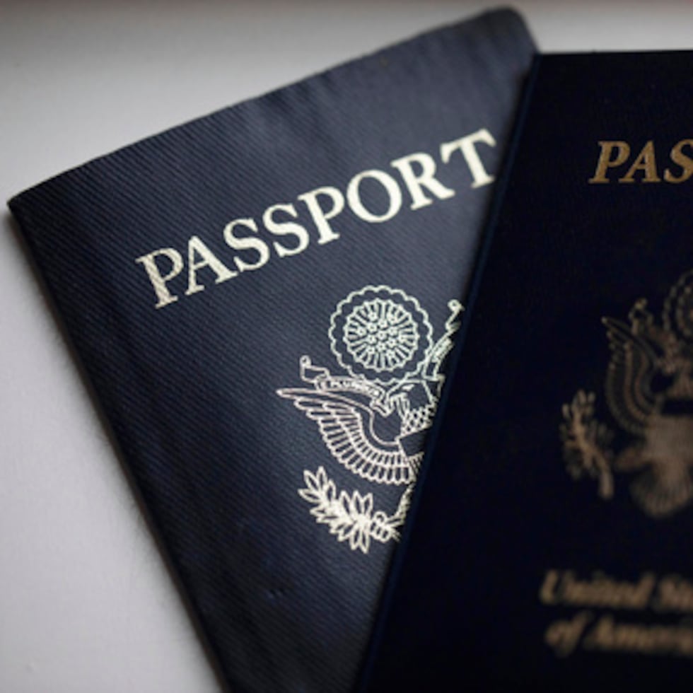 Los titulares de pasaportes que se encuentren en el extranjero en el momento de la revocación deberán acudir a una embajada o consulado de Estados Unidos para obtener un documento de viaje de emergencia que les permita regresar a Estados Unidos.