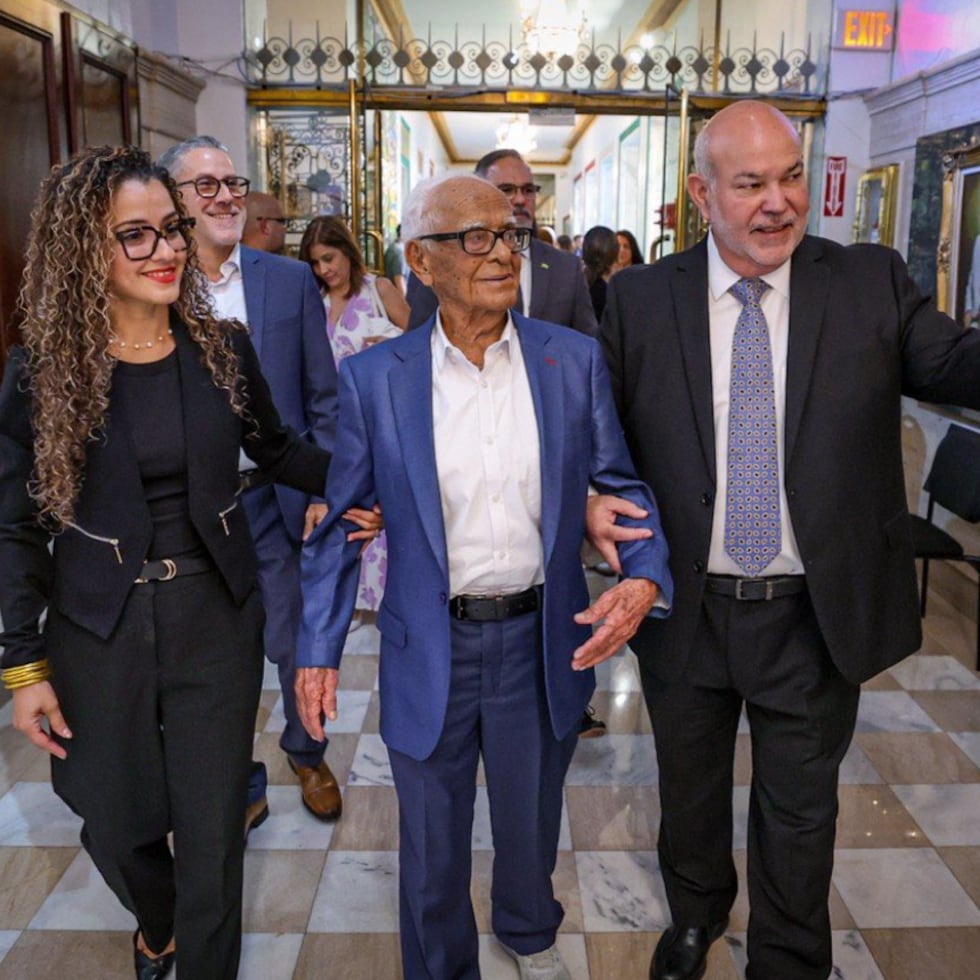 El presidente cameral, Carlos "Johnny" Méndez (derecha), junto al exalcalde de Luquillo Juan Benabe Guzmán (centro).