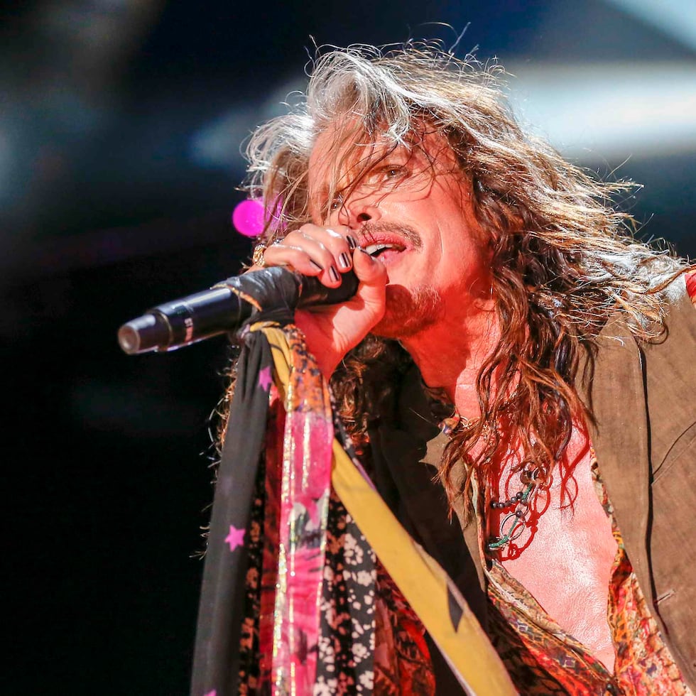 Steven Tyler, cantante y líder de la banda de rock Aerosmith de 77 años, ha estado lidiando con varios problemas de salud, incluyendo un problema vocal grave por el que la banda tuvo que cancelar su reciente gira.
