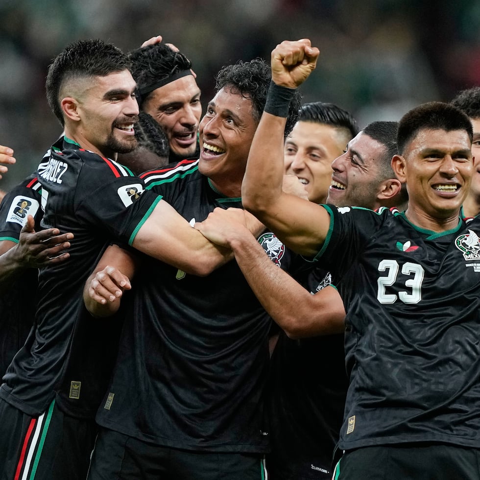 Luis Romo (3ro de izquierda a derecha) festeja con sus compañeros de la selección de México durante el encuentro del Mundial ante Corea del Sur, el jueves 18 de junio de 2026 en Guadalajara (AP Foto/Natacha Pisarenko)