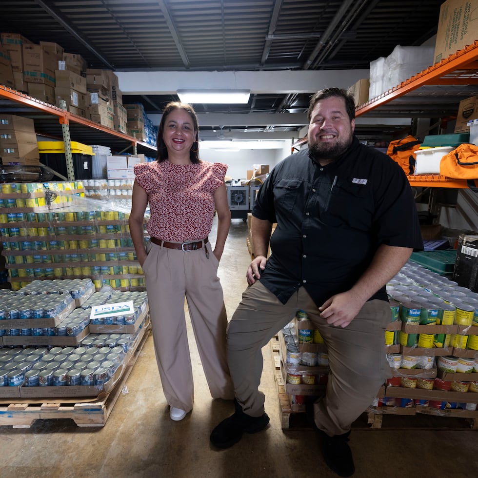 La Asociación de Comunidades Unidas Tomando Acción Solidaria, cuya sede en un Head Start rescatado en el barrio Ingenio, es uno de los 18 “community hubs” o centros de acopio de Toa Baja. Arriba, Carmen “Milly” Chévere Ortiz y Waldemiro Vélez Soto.