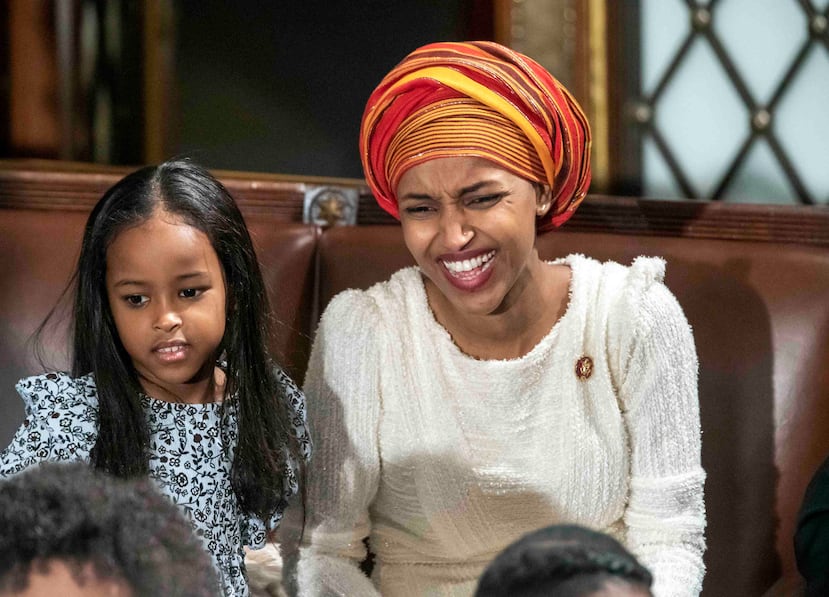 Ilhan Omar, congresista musulmana del quinto distrito de Minnesota, lució un hijab durante la ceremonia.