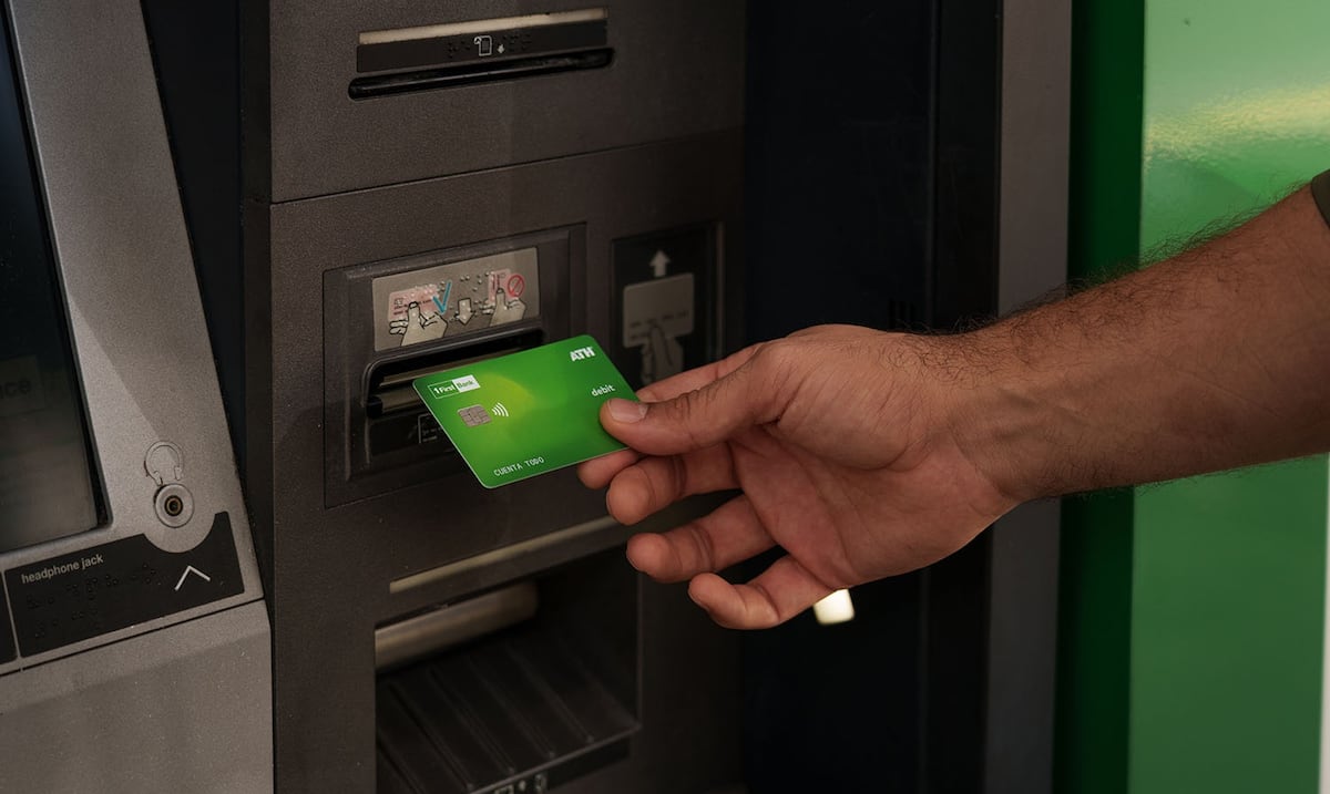 FirstBank sube a $1,000 el límite de retiro diario en cajeros automáticos en Puerto Rico