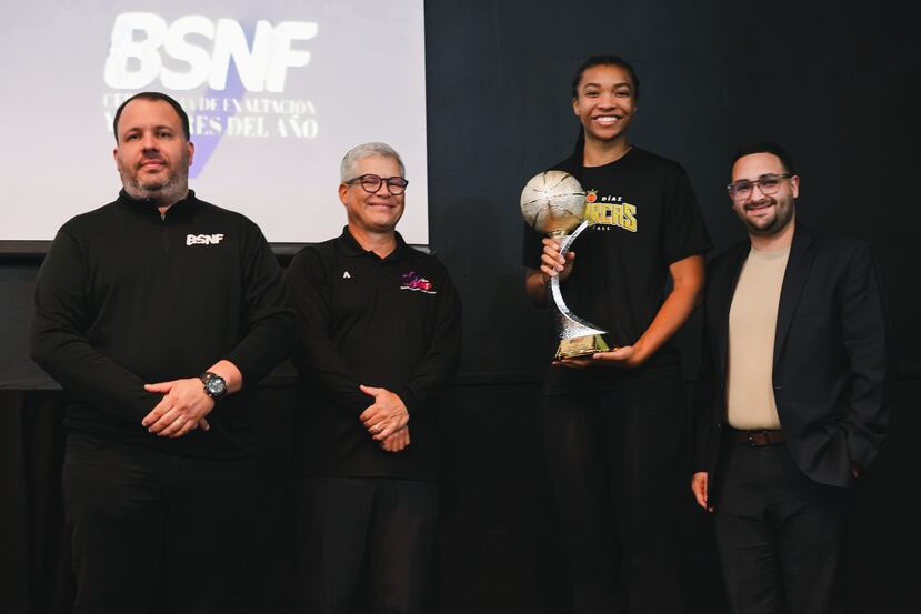 Imani McGee carga con el premio de Jugadora Más Valiosa del BSNF.