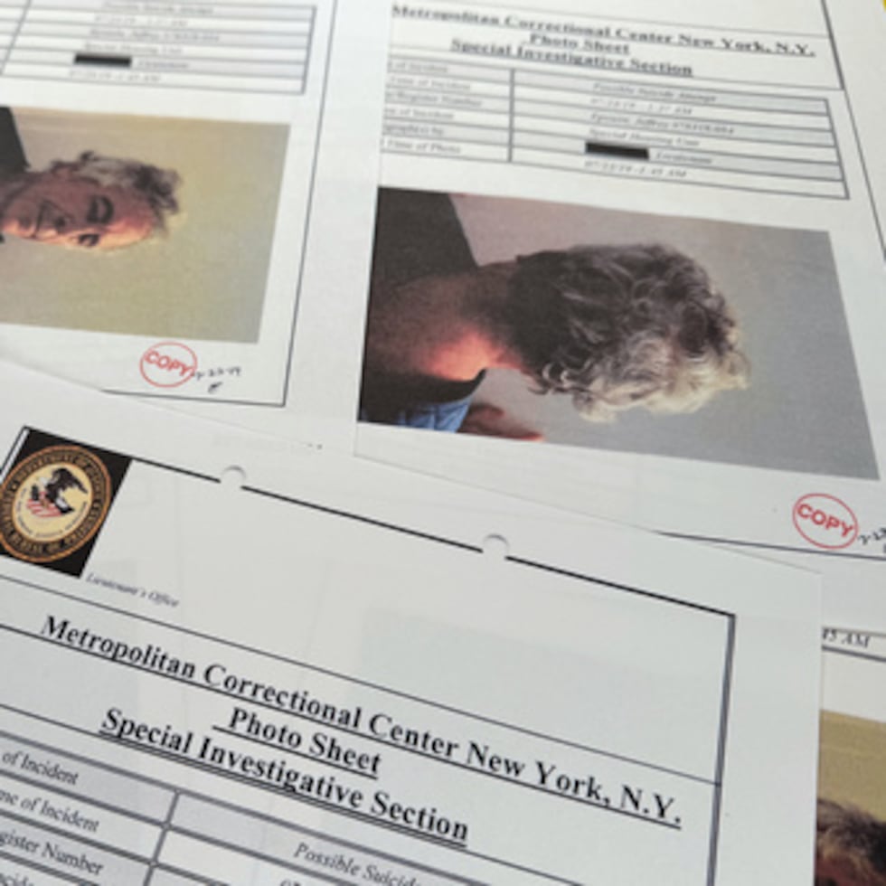 Un documento que se incluyó en la publicación del Departamento de Justicia de Estados Unidos de los archivos de Jeffrey Epstein, fotografiado el martes 10 de febrero de 2026, muestra un informe del Centro Correccional Metropolitano con fotos de Epstein después de un intento de suicidio el 23 de julio de 2019. (AP Photo/Jon Elswick)