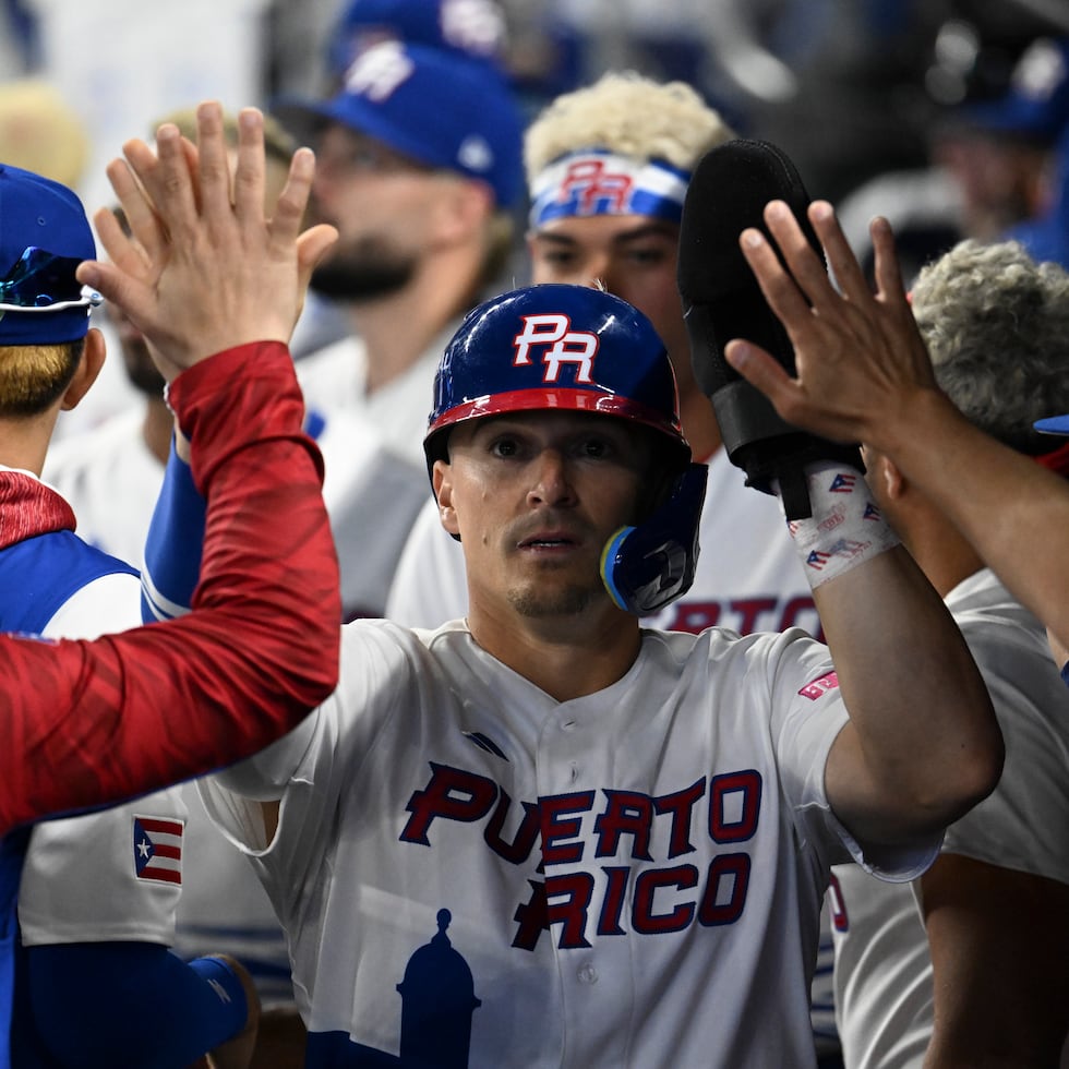Kike Hernández celebra una anotación durante la edición de 2023 del Clásico Mundial de Béisbol.