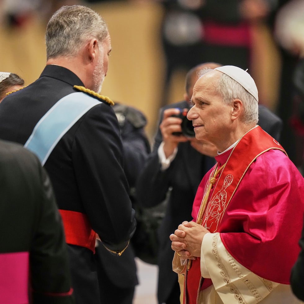 El papa León XIV se reúne con el rey Felipe VI tras la toma de posesión formal de su pontificado en la Plaza de San Pedro, en mayo del año pasado.