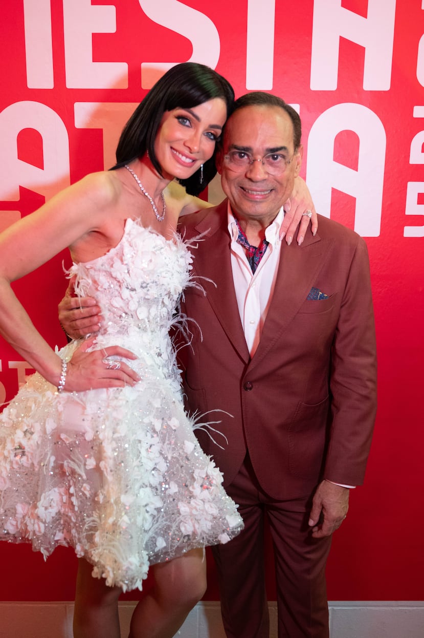Gilberto Santa Rosa recibió el premio de manos de Dayanara Torres.