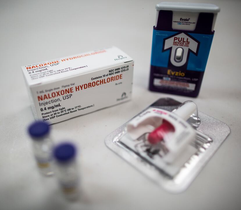 La naloxona revierte rápidamente una sobredosis al bloquear los efectos de los opioides. Puede restablecer en dos a tres minutos la respiración normal de una persona cuya respiración disminuyó, o hasta se detuvo, según los Centros para el Control y Prevención de Enfermedades.