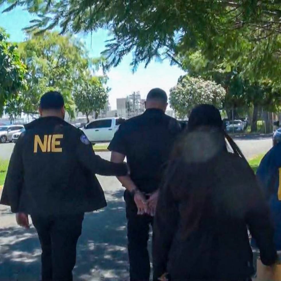 Agentes del NIE arrestan al oficial correccional Radamés Morales Portalatín.