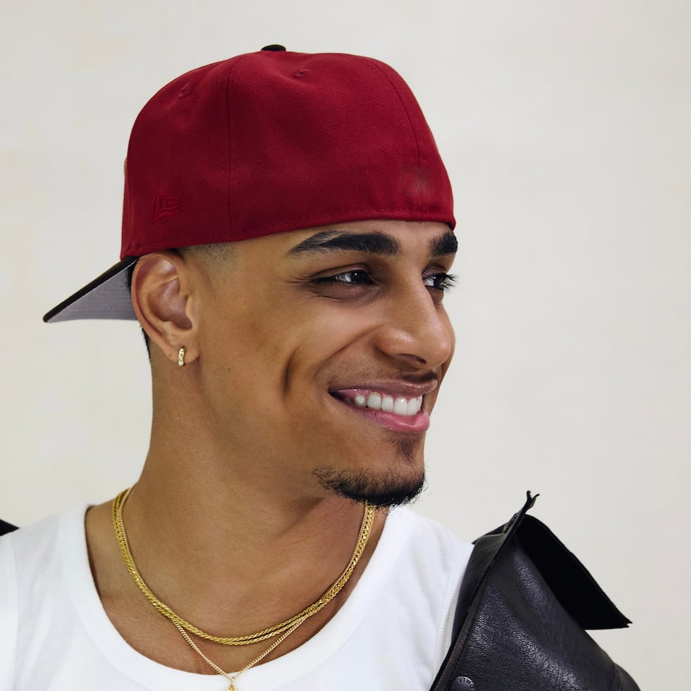 Chavi Leons es un cantante de bachata mezclada con ritmos urbanos, hip-hop y R&B.