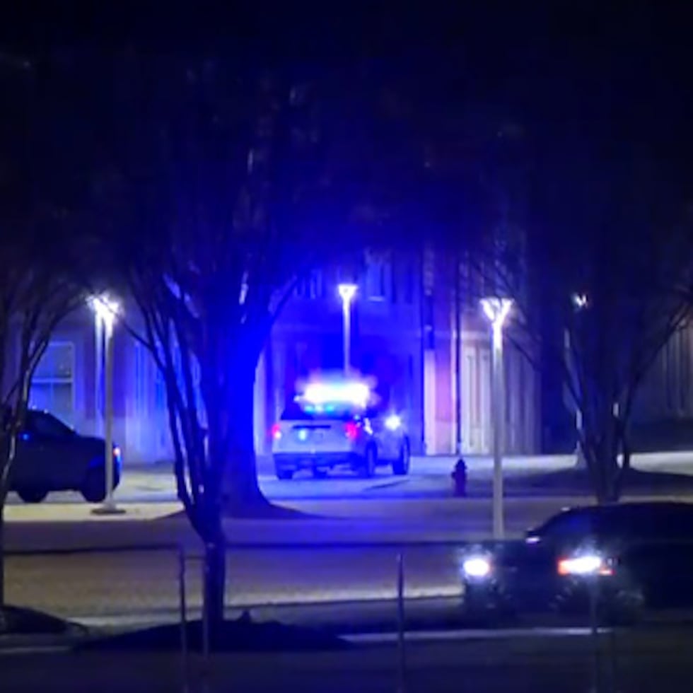 Esta imagen tomada de un video muestra el campus de la Universidad Estatal de Carolina del Sur en Orangeburg, SC, después de un tiroteo en un complejo residencial, a primera hora del viernes 13 de febrero de 2026.