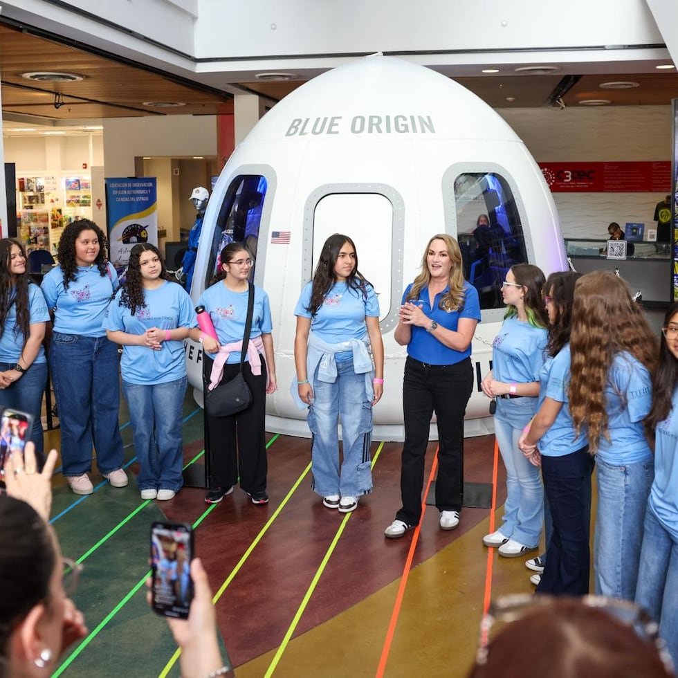 La ctividad de apertura de la exhibición, incluyó a un grupo de niñas, participantes del Club de las Nenas en la Ciencia del C3Tec y un grupo de estudiantes de la Escuela Especializada en Ciencias Matemáticas CIMATEC, en Caguas.
Centro Criollo de Ciencia y Tecnología del Caribe (C3Tec) abre una ventana al universo con la llegada de “Caguas: La Puerta al Espacio”, una experiencia educativa y científica que tiene como gran protagonista la cápsula de entrenamiento “Mock Capsule”, utilizada por Deborah Martorell durante su preparación con Blue Origin para viajar al espacio.