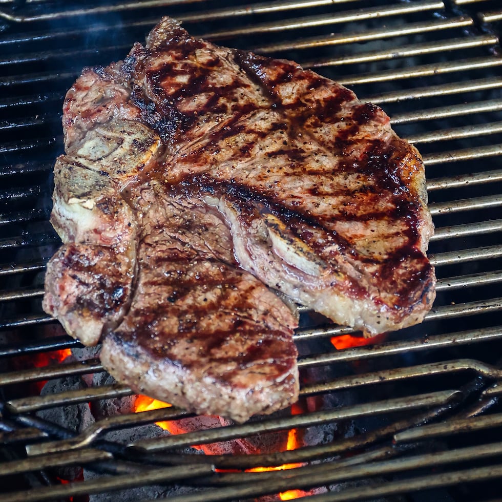 Corte de carne en una barbacoa.