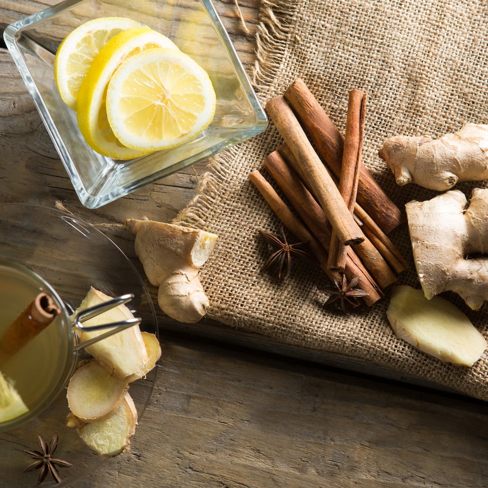 El jengibre facilita los procesos digestivos, mientras que la canela estimula enzimas clave y la cáscara de limón favorece la actividad intestinal.